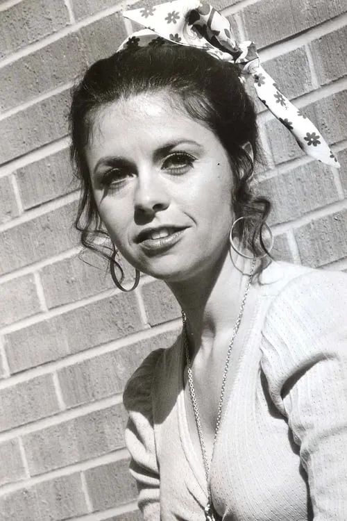 Leigh French interpretando a Lucy