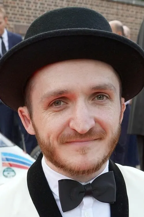 Leigh Gill interpretando a Orazio Bollè