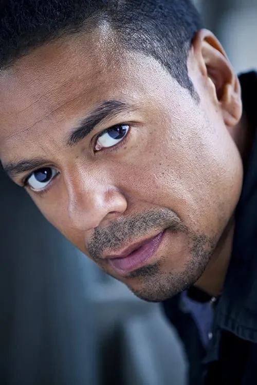 Leith M. Burke interpretando a Mr. Mayers