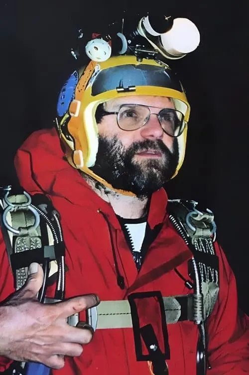 Leo Dickinson interpretando a Self