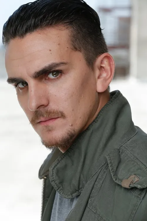 Leo Oliva interpretando a Kayle