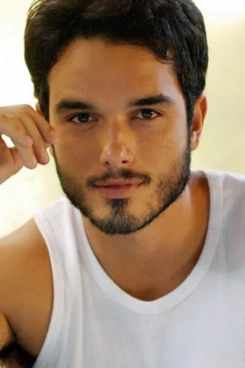 Léo Rosa interpretando a Telmo