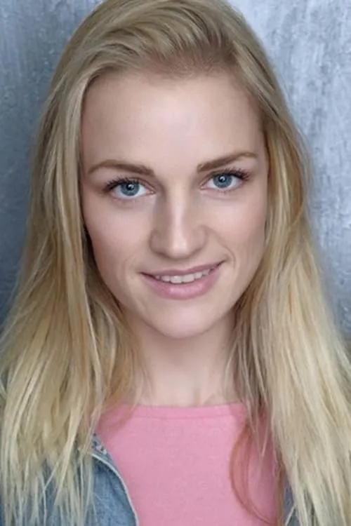 Leona Clarke interpretando a Gloria