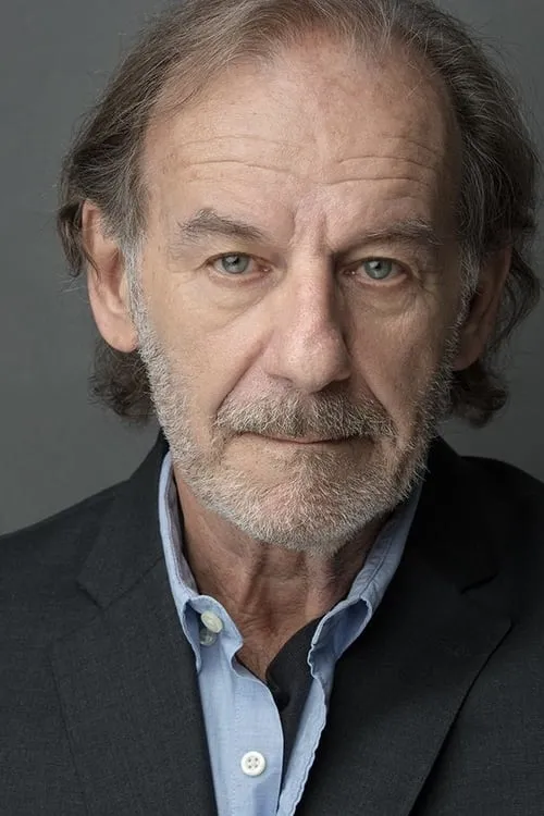 Leonard Kelly-Young interpretando a Father Ron