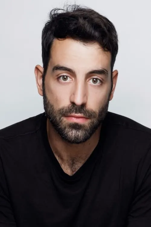 Leonardo Proganó interpretando a Médico