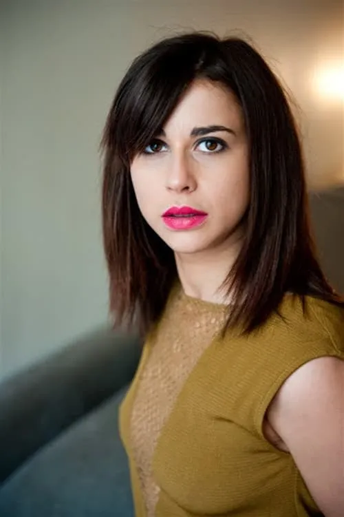 Léopoldine Serre interpretando a Patricia Brion