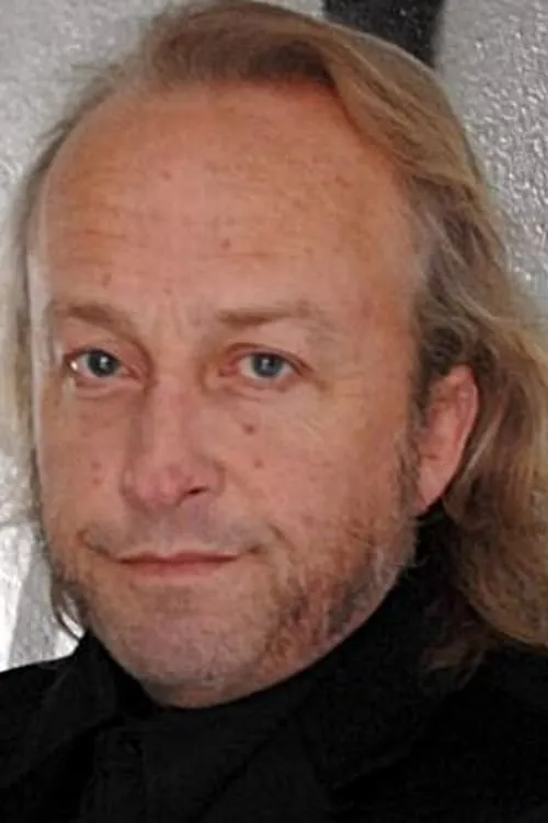 Levi Henriksen interpretando a Security Man