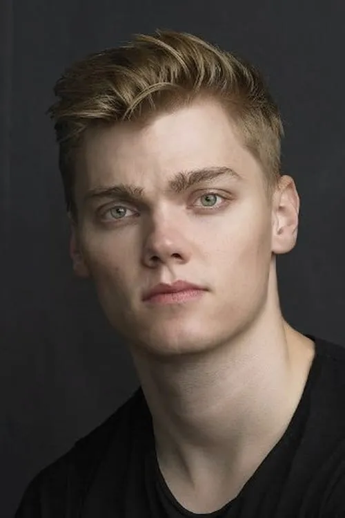 Levi Meaden interpretando a Carl Cook