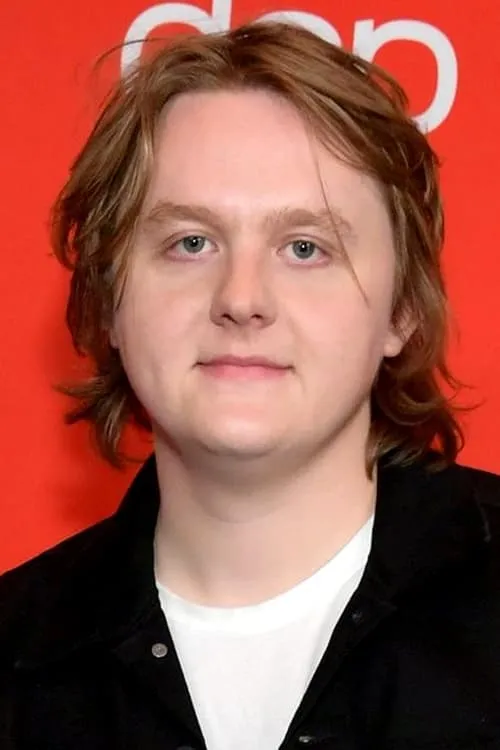 Lewis Capaldi interpretando a Self