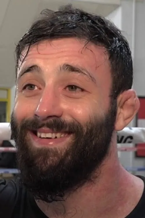 Lewis Long interpretando a Himself