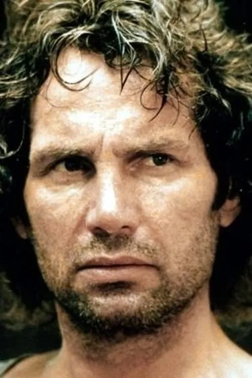 Lewis van Bergen interpretando a Mark