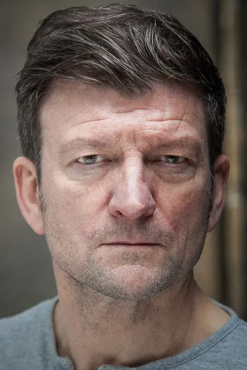 Liam Thomas interpretando a Museum Workman