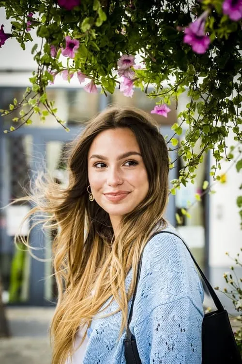 Liandra Sadzo — personaje: Aurélie