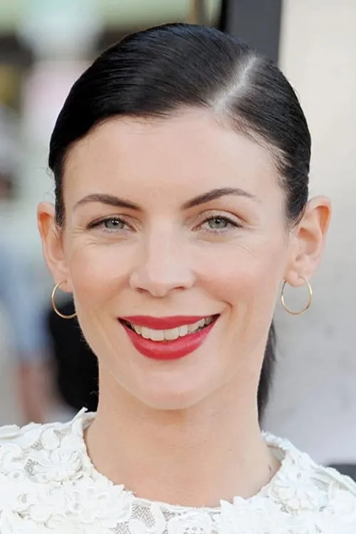 Liberty Ross interpretando a Leah Fox