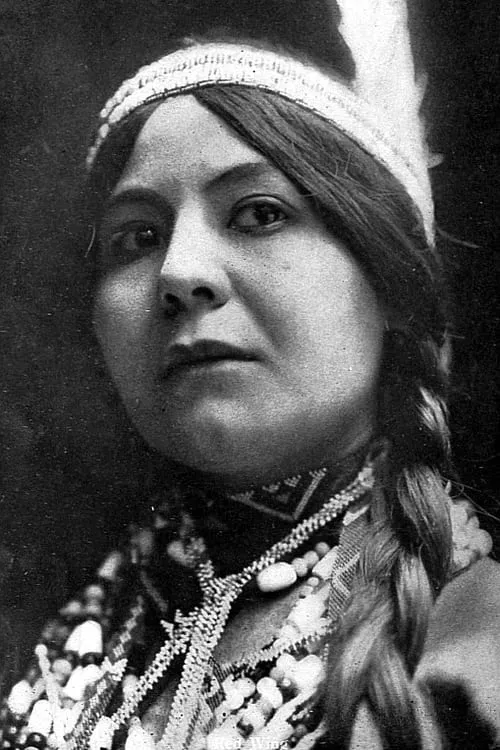 Lilian St. Cyr interpretando a