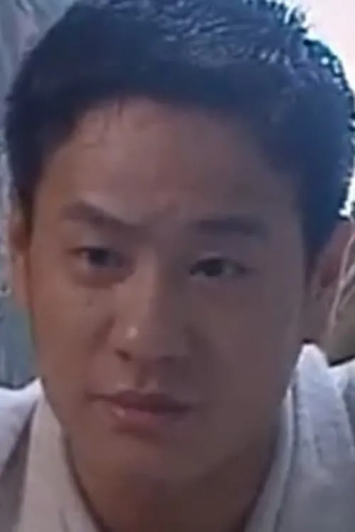 Lin Luen interpretando a Man