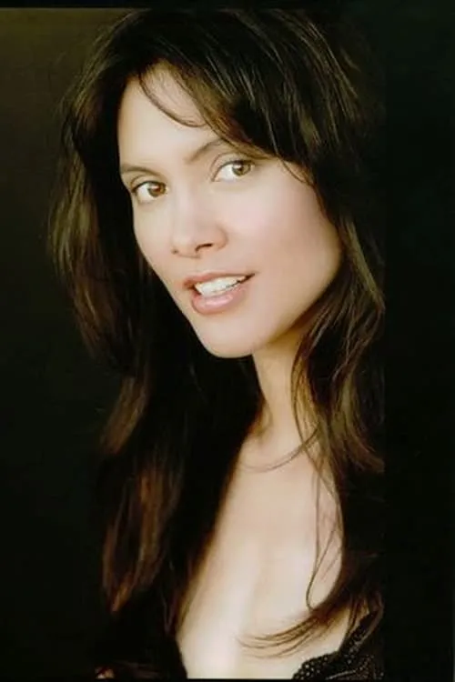 Linda Asuma interpretando a Tutor 1