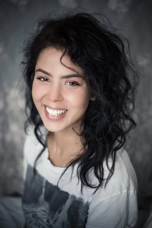 Linda Bouhenni interpretando a Zoé