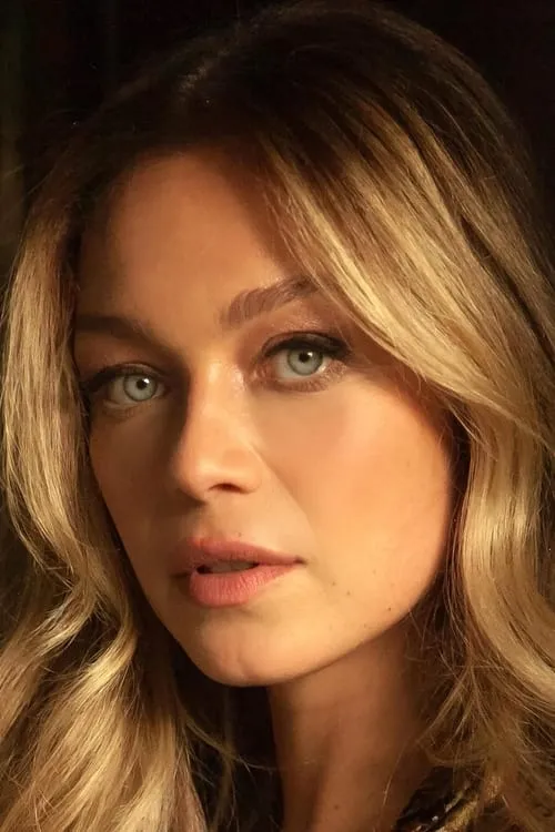 Lindsey Dresbach interpretando a Alaina Brennan