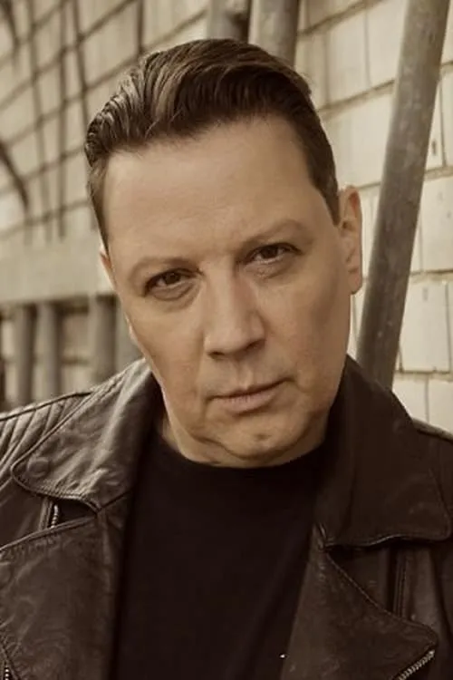 Linus Kraus interpretando a Karl (voice)