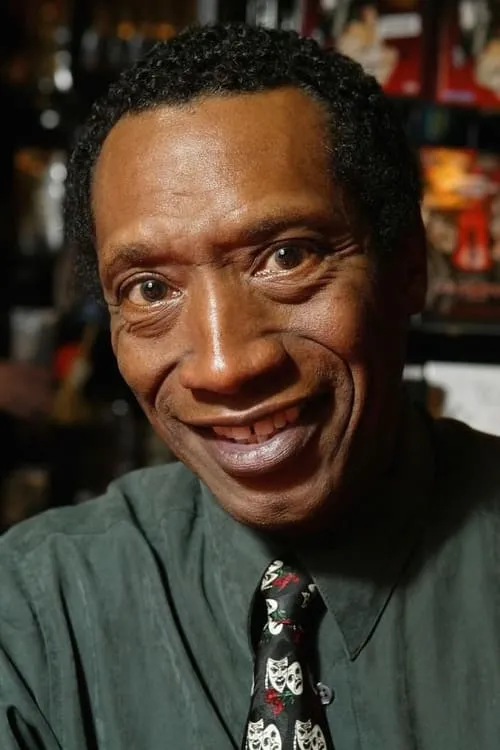 Lionel Mark Smith interpretando a Sam