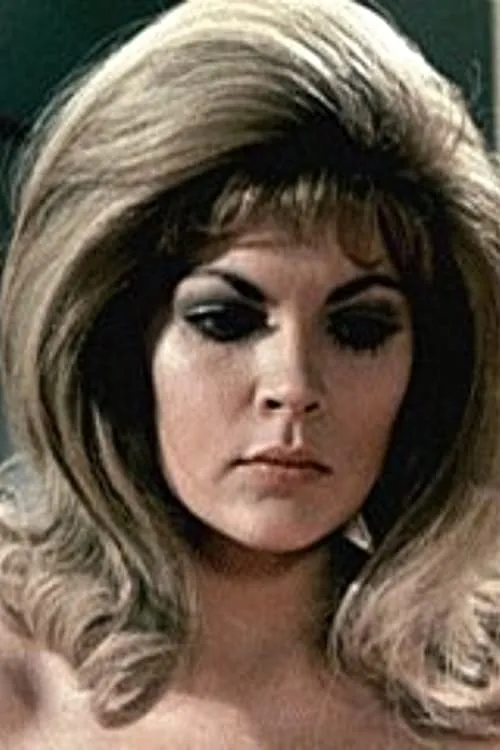 Lisa Collings interpretando a Amanda Dubarry