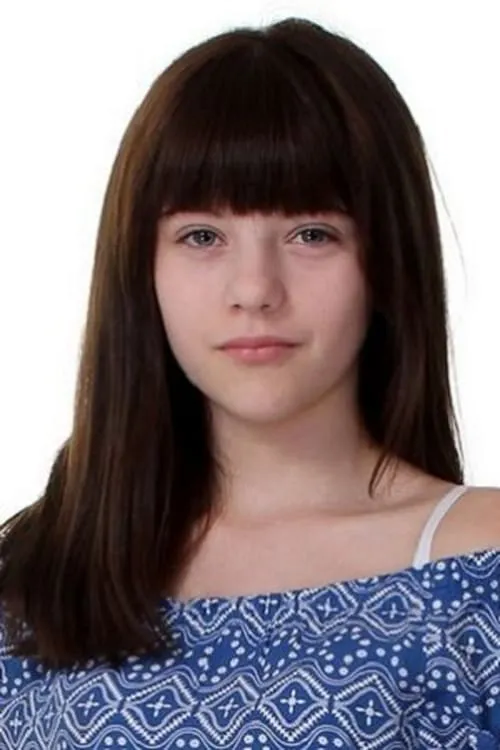 Lisa Moell interpretando a Emilia