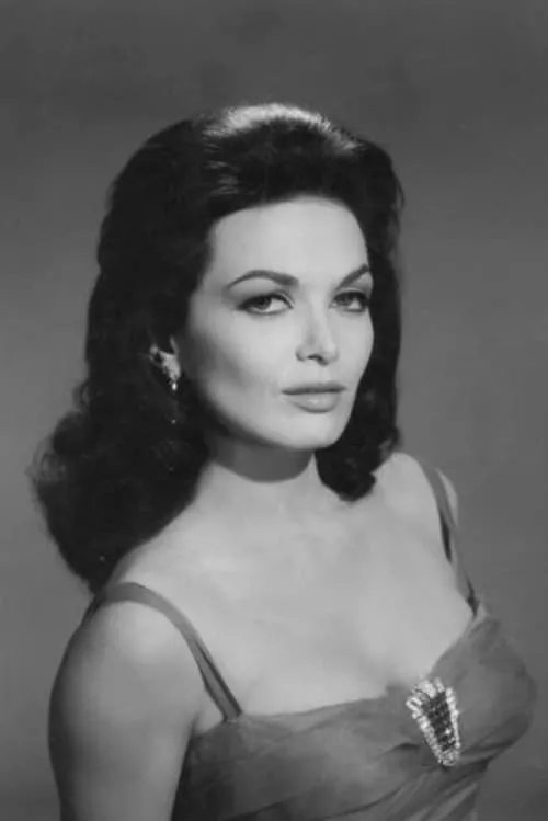 Lisa Seagram interpretando a Madge Donnelly