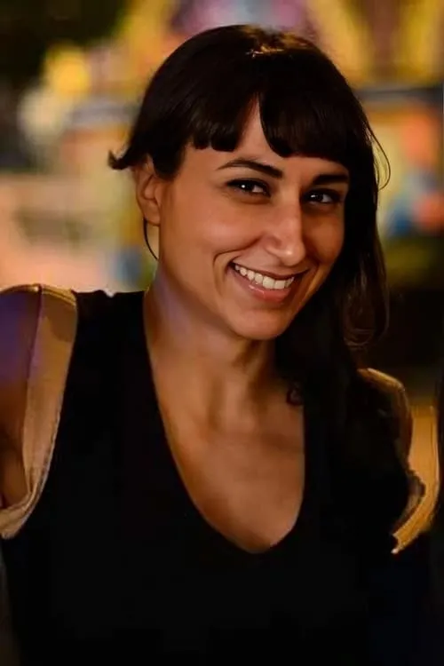 Liz Artinian interpretando a Self