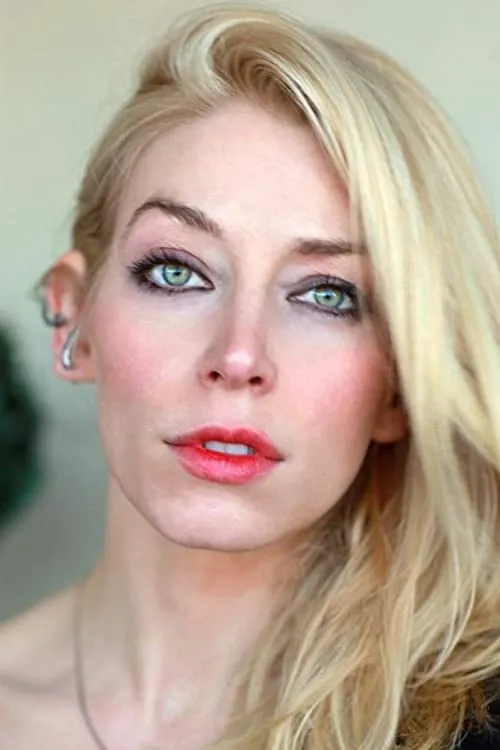 Liz Fenning interpretando a Angie