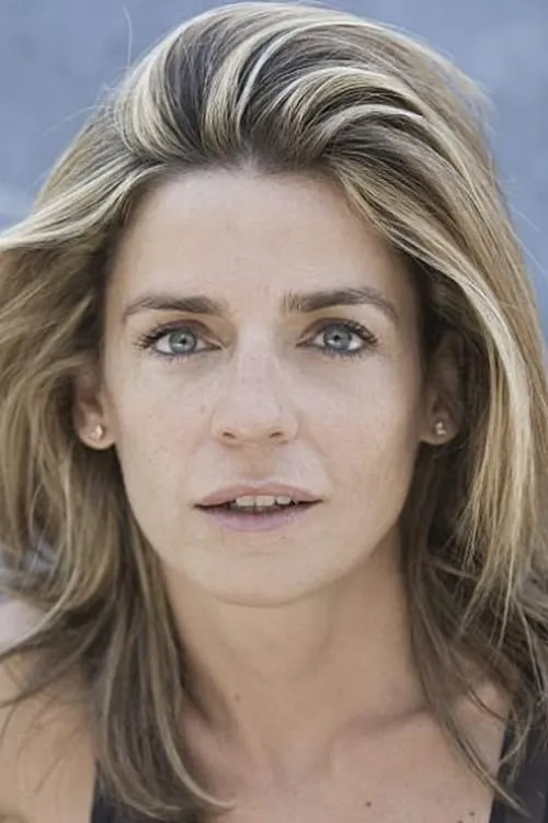 Liz Lobato interpretando a Laura