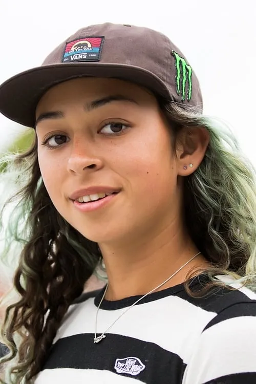 Lizzie Armanto interpretando a 