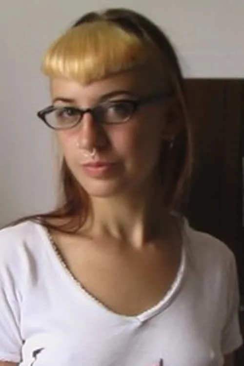 Ljana Carrion interpretando a Stomach Monster