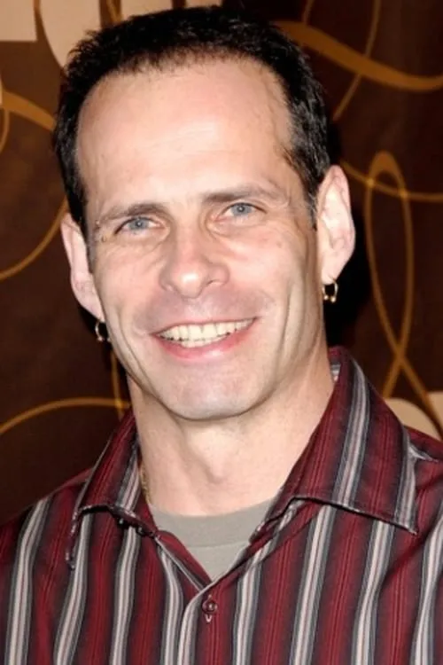 Lloyd Eisler interpretando a Gaston