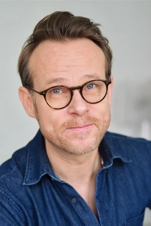 Loïc Guingand interpretando a Bernard Lantier