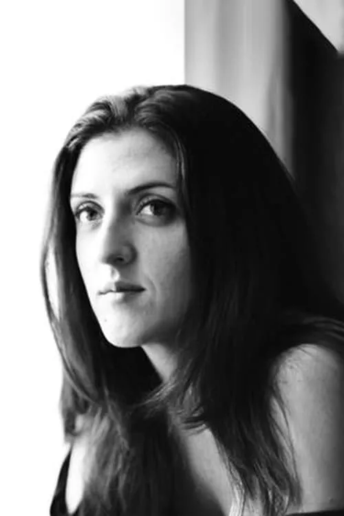 Lola Berthet interpretando a Psicóloga