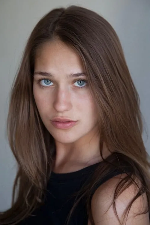 Lola Kirke interpretando a Yvonne