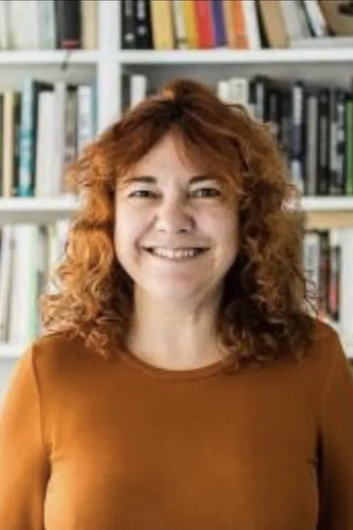 Lola Mayo interpretando a Narrator (voice)