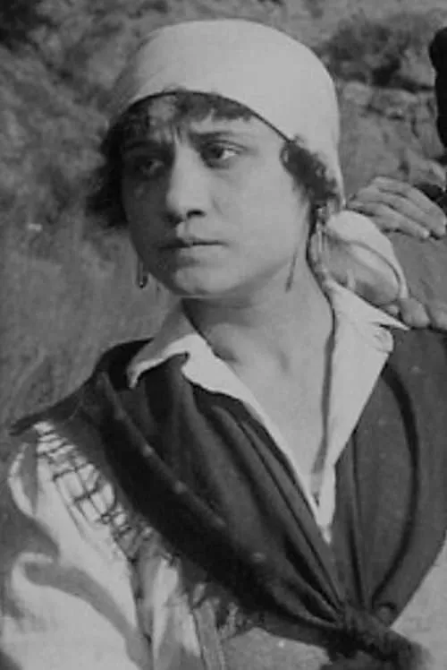 Lola París interpretando a