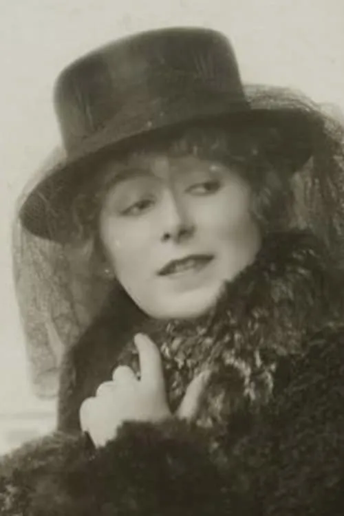 Lola Urban-Kneidinger interpretando a