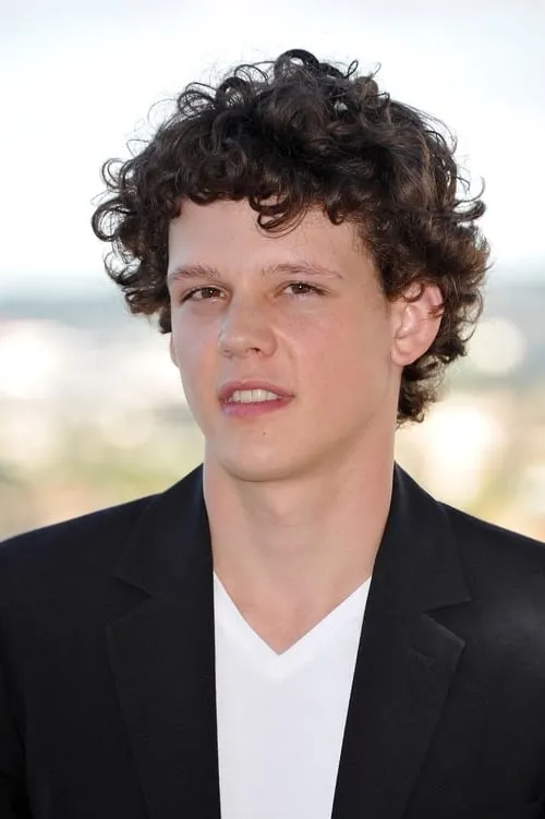 Lorenzo Lefèbvre interpretando a Benjamin Manceron