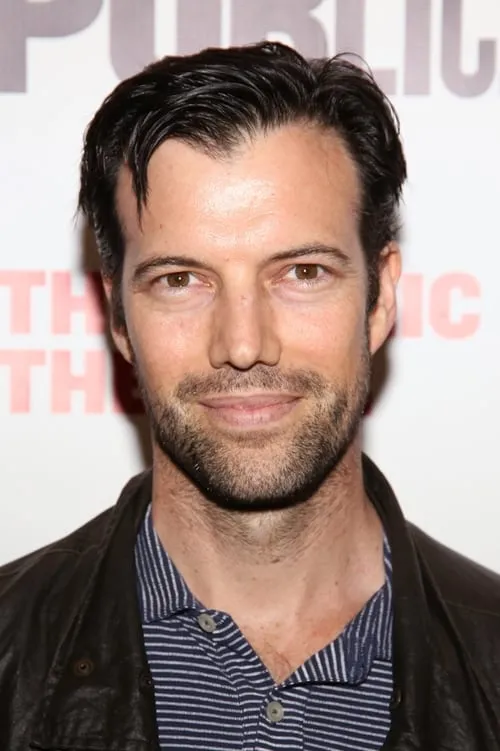 Lorenzo Pisoni interpretando a Agent Carter