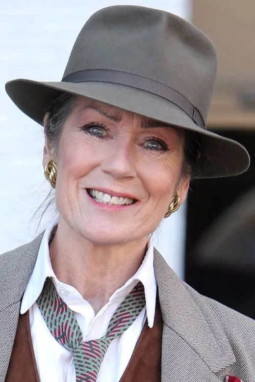 Lorraine Chase interpretando a 