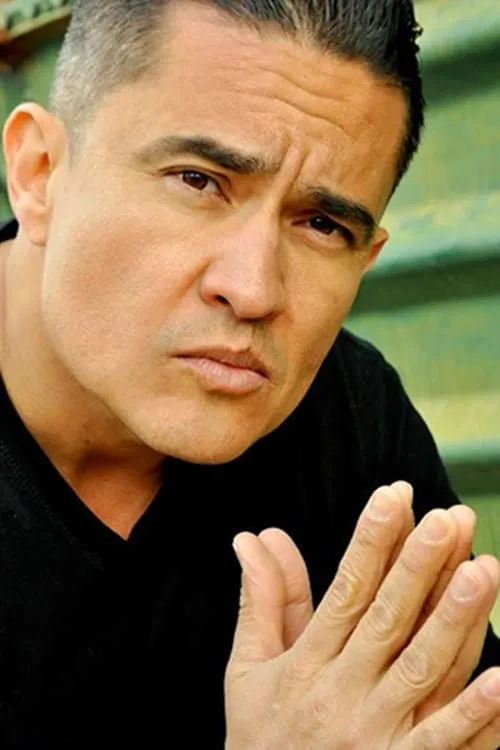 Lou Pimber interpretando a Chuy