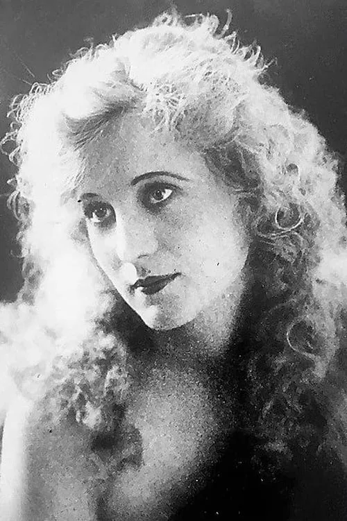 Louella Maxam interpretando a Tex's Sister