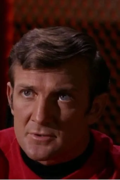 Louie Elias interpretando a Lowell