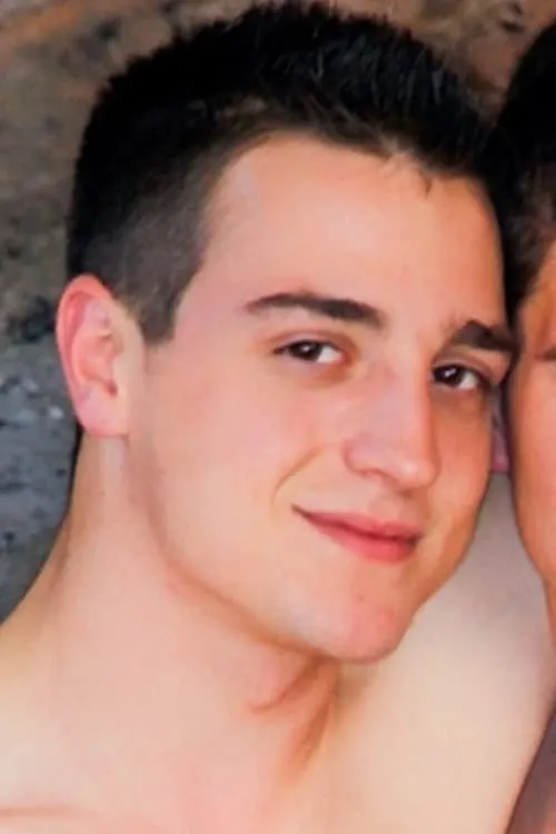 Louie Eshby interpretando a