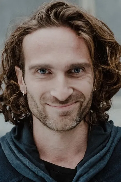 Louis Arène interpretando a Oscar