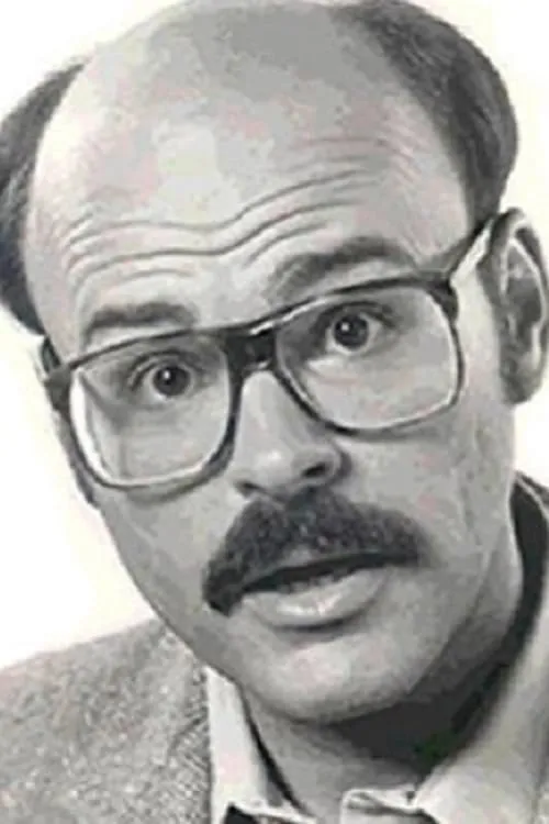 Louis Del Grande interpretando a Chuckie English