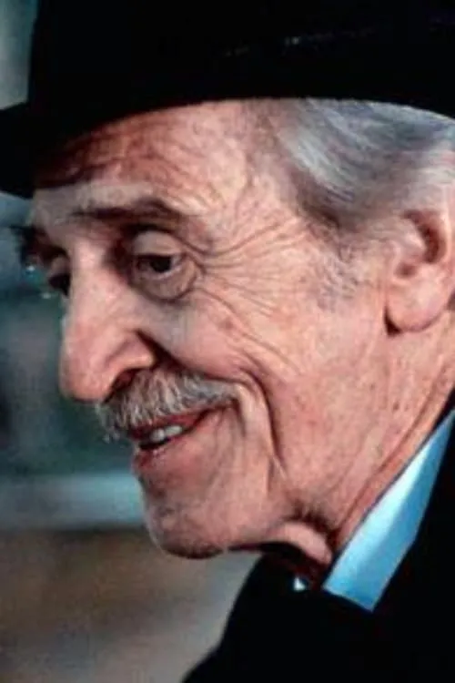 Louis Ducreux interpretando a Papy